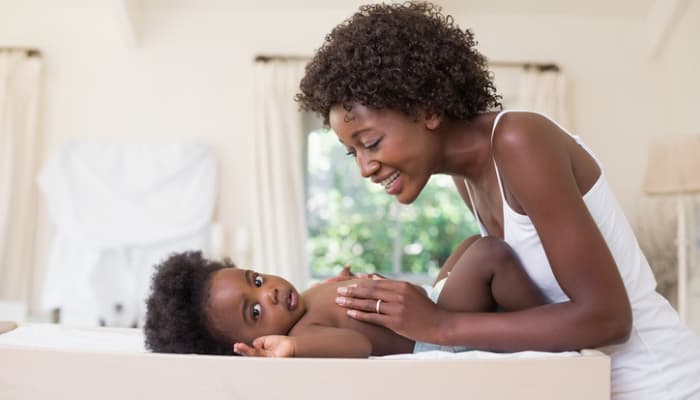 Conseils de soins simples pour les cheveux de bébés et d'enfants