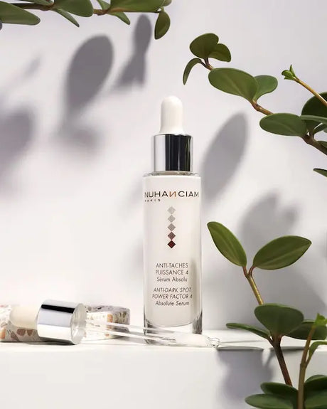 Avec 97% d'ingrédients d'origine naturelle, le serum anti-taches Nuhanciam est très efficace pour les peaux noires et toutes les peaux de phototypes III à VI. La texture fine et fondante pénètre au cœur de l’épiderme.Flacon 30ml