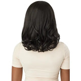 Perruque conçue avec une tulle hd transparente 13x4. Fabriquée avec des cheveux synthétiques noirs avec une texture light yaki pour un rendu naturel. Outre Mikara Perfect Hairline.