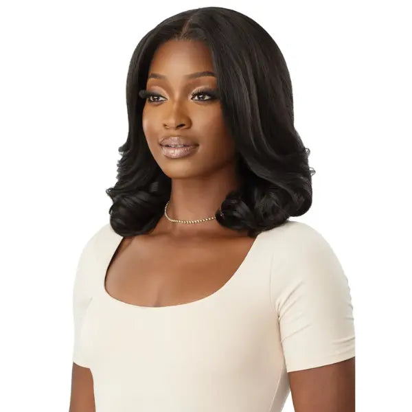 Perruque noire conçue avec une tulle hd transparente 13x4. Confectionnée avec des cheveux synthétiques et une texture light yaki. Longueur mi-longue de 16 pouces. Outre Mikara Perfect Hairline 