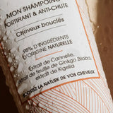 Shampoing Anti-chute Madame La Presidente formulé pour les besoins des cheveux bouclés. A base de cannelle, gingko biloba et kigelia pour favoriser l’ancrage du bulbe capillaire. 