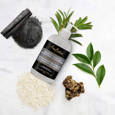 SHEA MOISTURE African-Black-Soap Après-Shampoing Bamboo Charcoal Balancing Conditioner contient du charbon de bambou, du Tea tree, de l'huile de jojoba et de l'aloé vera pour traiter, apaiser, nourrir et hydrater.