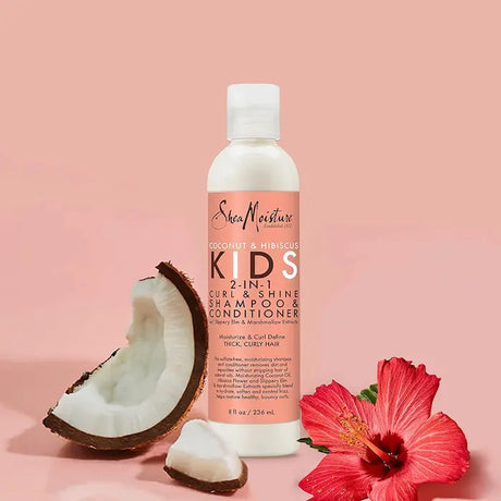 Idéal pour les lavages fréquents, le Shampoing - Après-shampoing Curl & Shine 2-en-1 de Shea Moisture Kids nettoie en douceur les cheveux de vos enfants. Il hydrate et facilite le démêlage. Flacon 236ML