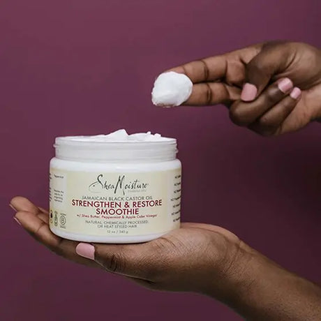 Le Smoothie Jamaican Black Castor Oil de Shea Moisture est une crème riche et fondante qui hydrate et rebooste les boucles.