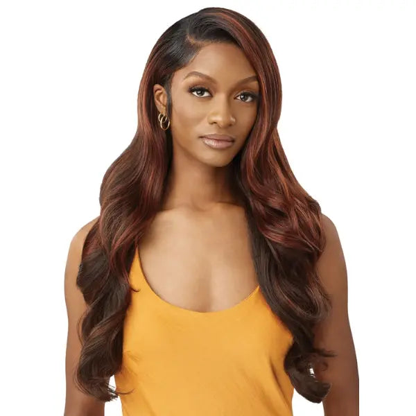 Perruque Lace HD+ ultra fine body wave ondulée et longue avec side part Outre Airtied Glam Waves