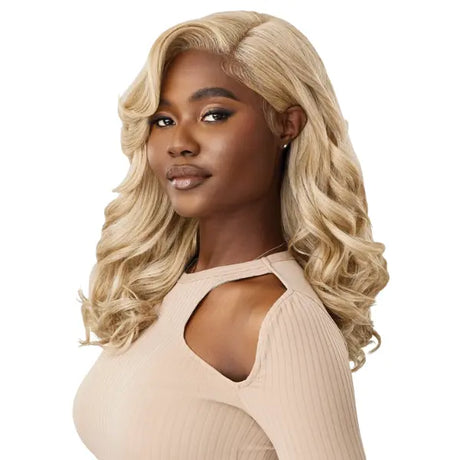 Perruque lace HD wavy mi longue couleur blonde Outre Shelby