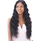 Perruque loose wave longue Ondulée Noir Model Model Triple Barrel Curl