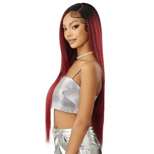 Perruque straight longue lace HD burgundy light yaki Outre Swirl 109