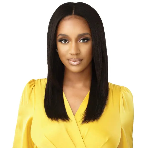 Perruque U-Part conçue avec des cheveux raw hair 100% naturels vierges.  Coiffure lisse type silk press Dominican Straight Outré Hair