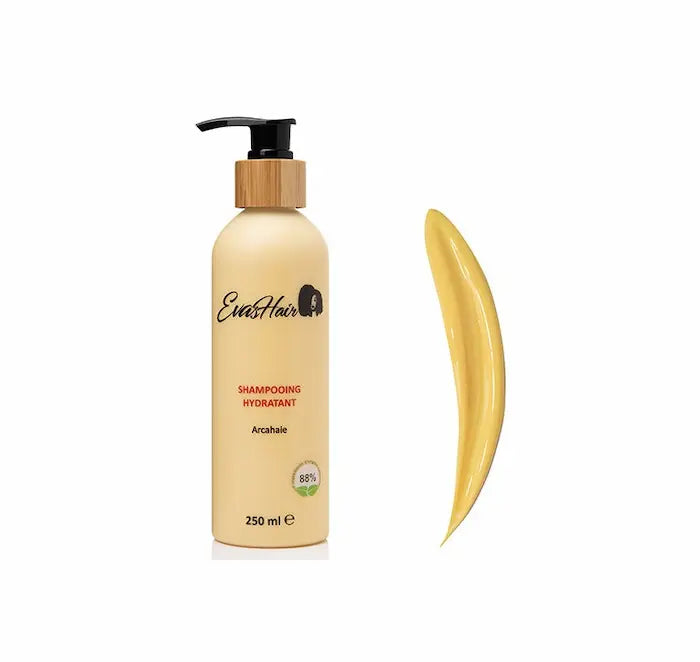 Le shampoing hydratant de EvasHair permet de laver correctement les cheveux tout en maintenant l’hydratation à son plus haut niveau. Il nourrit les cheveux et les rend doux et souples. Le shampooing super hydratant Arcahaie peut être utilisé en première ou seconde étape d’une routine capillaire pour cheveux crépus, frisés et bouclés.