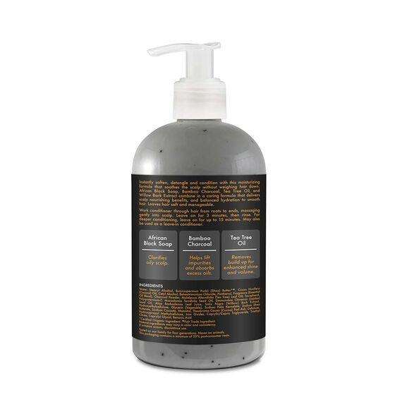 L'huile d'arbre à thé du Black Soap Bamboo Charcoal Balancing Conditioner de Shea Moisture permet d'éliminer les impuretés et de purifier le cuir chevelu.