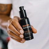 Huile à barbe formulée avec des huiles 100% naturelles, ce traitement scelle l'hydratation pour une barbe saine et brillante. Beard Oil Flacon 57ml.