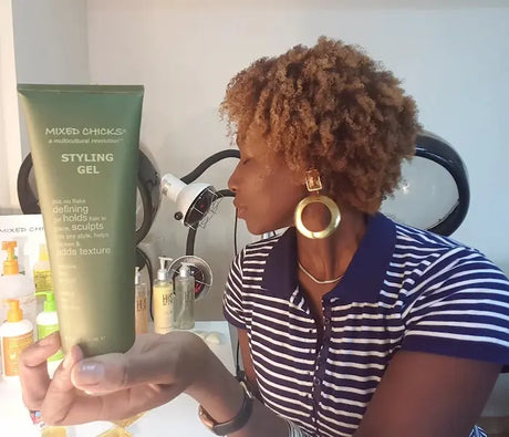 Styling Gel de Mixed Chicks définit les boucles durablement et donne de la brillance et du volume.