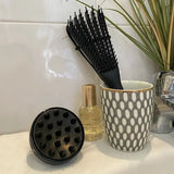 la brosse de massage stimulante Jia Paris est parfaite pour stimuler exfolier le cuir chevelu lors du shampooing, 