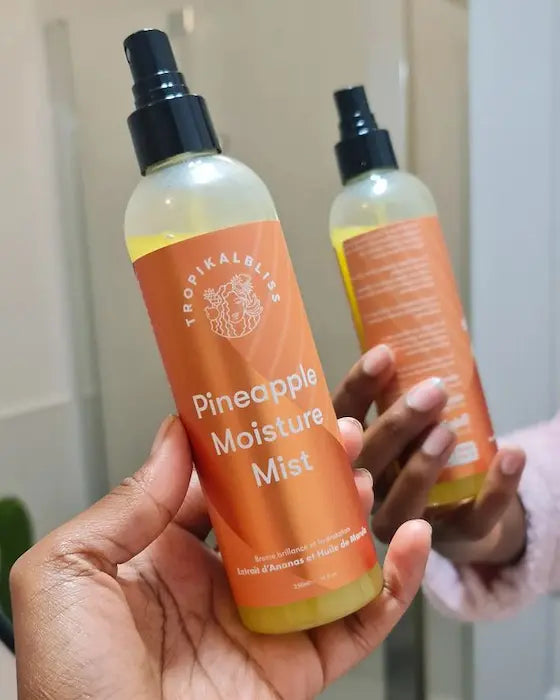 Tropikalbliss - Pineapple Moisture Mist, au jus d'ananas est formulée avec de l'huile de goyave et de maracuja pour adoucir les cuticules des cheveux et leur donner un éclat naturel. Ce rafraîchisseur de boucles hydrate durablement, réduit les frisottis et redéfinit vos boucles.