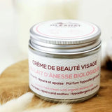 Cette crème visage au lait d'ânesse bio d'Oléanat hydrate et protège la peau du visage. Elle convient particulièrement aux peaux sensibles.