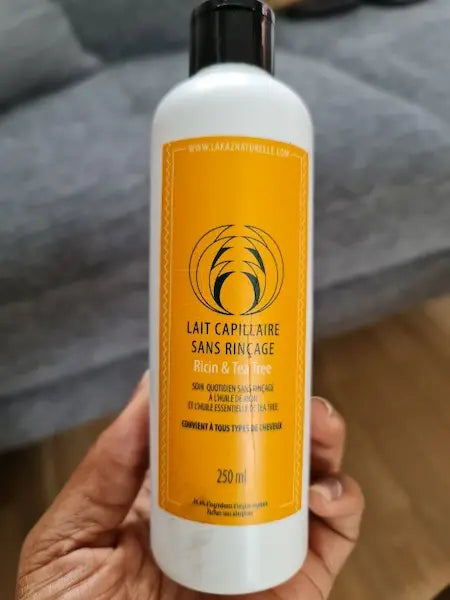 Le lait capillaire sans rinçage RICIN & TEA TREE de la marque LA KAZ NATURELLE nourrit, démêle et parfume délicatement vos cheveux. 