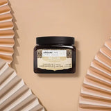 Ultra-nourrissant, le masque renforçateur ARGANICARE à l’huile de Ricin Bio et huile d’Argan hydrate et traite la cuticule du cheveu et le cuir chevelu en profondeur.