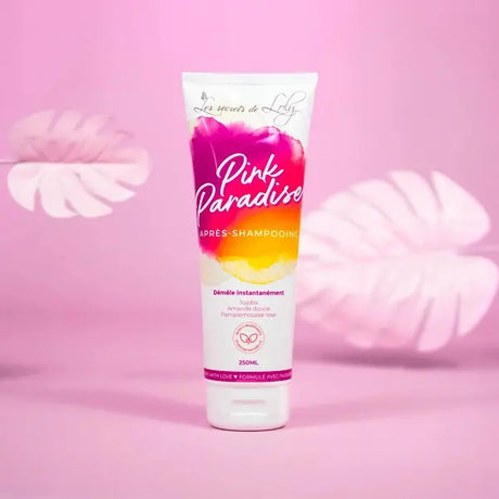 Pink Paradise est un Après-shampooing soin démêlant particulièrement indiqué pour les cheveux longs, bouclés, crépus et difficiles à démêler. Il contient une synergie d’huiles d’amande douce et de jojoba qui fortifie, adoucit et répare la fibre capillaire.