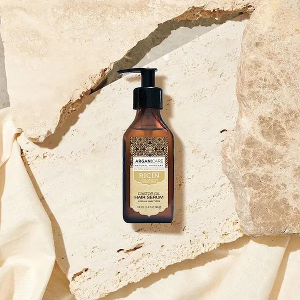 Enrichi en huile d’Argan bio, le sérum protecteur ARGANICARE à l’huile de Ricin Bio aide à renforcer et à restaurer les cheveux secs, fragilisés et abîmés.