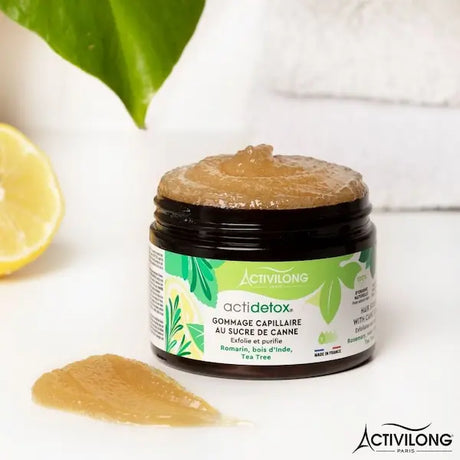 D'origine 100% naturelle, le gommage capillaire au sucre de canne Actidetox exfolie en douceur. Sa texture innovante s'émulsionne au contact de l'eau. Il purifie le cuir chevelu et le débarrasse des impuretés avec un effet rafraîchissant garanti.