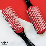 La brosse Denman D3 à 7 rangs démêle, dessine et définit les boucles sur cheveux afro crépus, frisés et bouclés.