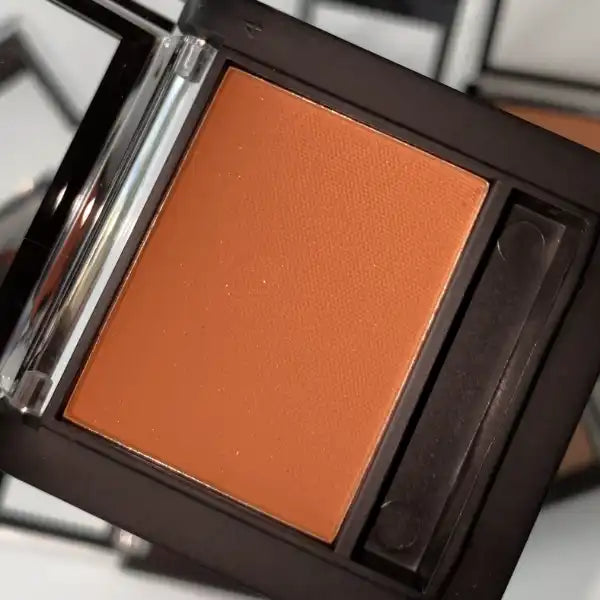 Poudre Blush couleur orange mat cuivré très pigmenté pour les peaux claires, mates et foncées Sacha Cosmetics