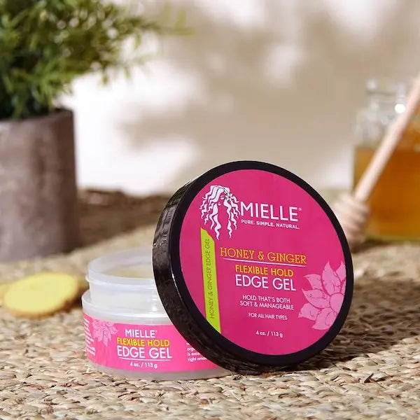 Honey & Ginger Edge Gel Lisseur de bordures Mielle Organics - Essentials. Pour apporter la touche finale parfaite à vos coiffures. Il laisse un rendu soyeux et des coiffures qui tiennent toute la journée.