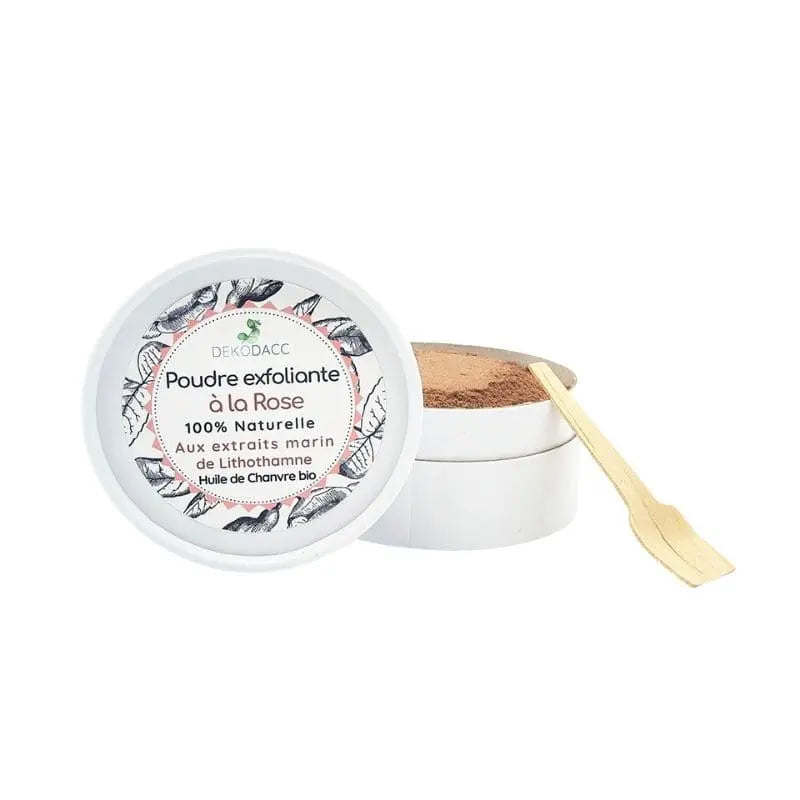 Masque exfoliant en poudre à la rose. Composée d’actifs exfoliants, adoucissants et reminéralisants naturels, cette poudre Dekodacc à la rose permet de gommer en douceur le visage.