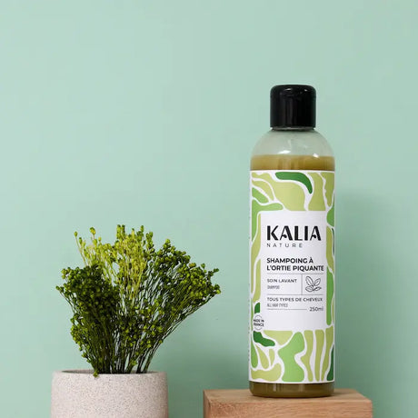 Le shampoing à l'ortie piquante Kalia Nature nettoie en douceur les cheveux et aide à réduire les pellicules. L'ortie piquante et l'aloe vera agissent encouragent naturellement la pousse et purifie le cuir chevelu tout en apportant hydratation et brillance.