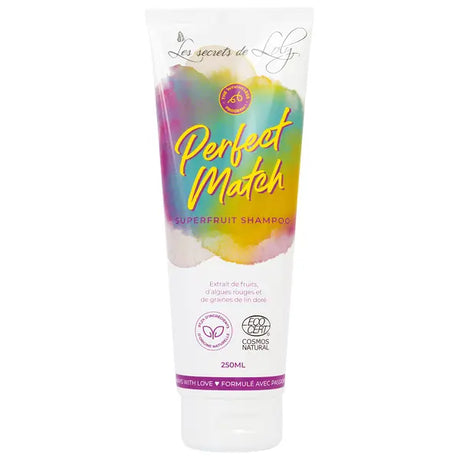 Perfect Match Superfruit Shampoo Les Secrets de Loly nettoie en profondeur sans assécher vos boucles. Elle sont brillantes, souples et douces au toucher. Pour tous les types de cheveux.