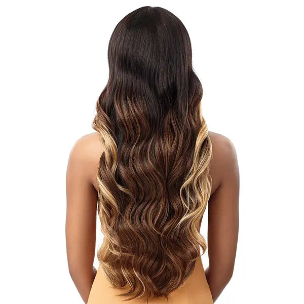 Longue Perruque Lace Front ondulée avec tulle HD Transparente. Confectionnée avec ches cheveux synthétiques, cette perruque résiste à la chaleur. Modèle présenté en châtain ombré avec mèches blondes DFRR Caramel Mocha.