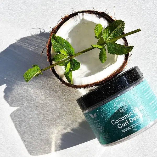 CURL DETOX de Tropikalbliss est un masque végétal à la Noix de Coco et Menthe Poivrée élaboré pour raviver les boucles en leur donnant brillance, définition et hydratation intense.