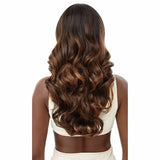 Découvrez la perruque Maximina, une lace front wig confectionnée avec une tulle 360° en 13x6. Cheveux attachée, ou raie sur le côté, personnalisez-la selon vos envies. Cette perruque ondulée de 22 pouces est en cheveux semi-naturelle. Présentée de dos dans la teinte DRST/Maple Brown.