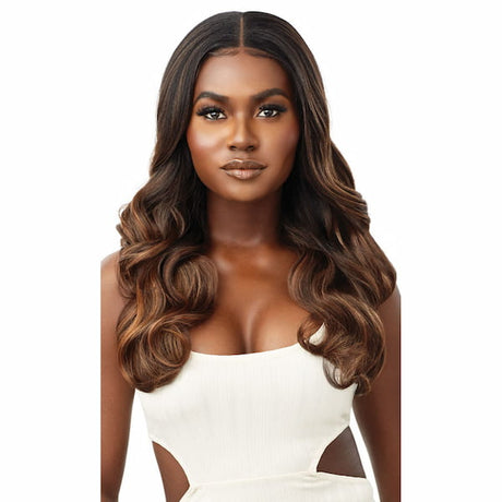 Découvrez la perruque Maximina, une lace front wig confectionnée avec une tulle 360° en 13x6. Cheveux attachée, ou raie sur le côté, personnalisez-la selon vos envies. Cette perruque ondulée de 22 pouces est en cheveux semi-naturelle. Présentée dans la teinte DRST/Maple Brown.