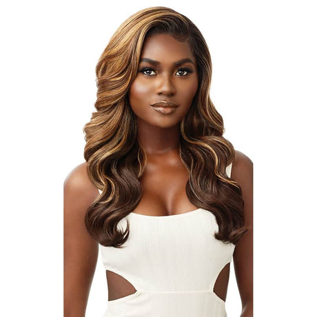 Découvrez la perruque Maximina, une lace front wig confectionnée avec une tulle 360° en 13x6. Cheveux attachée, ou raie sur le côté, personnalisez-la selon vos envies. Cette perruque ondulée de 22 pouces est en cheveux semi-naturelle. Présentée dans la teinte DRST2/Chocolate Caramel.