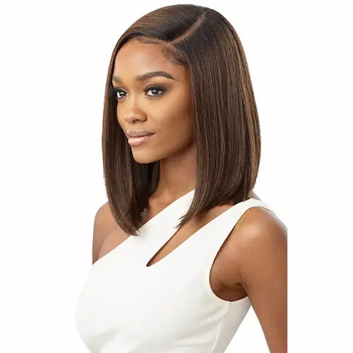 Perruque lace front HD transaprente lisse. Un bob fabriqué avec des cheveux synthétiques haute qualité. Présentée dans la teinte DR/Chocolate Swirl