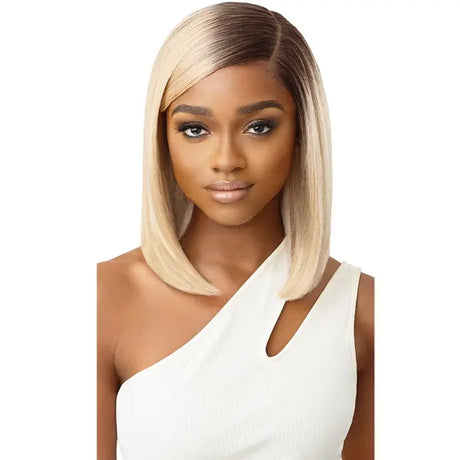 Perruque bob blond lace front HD transparente lisse. Un bob mi long tendance et classique. Présentée dans la teinte DR4/ Summer Blonde