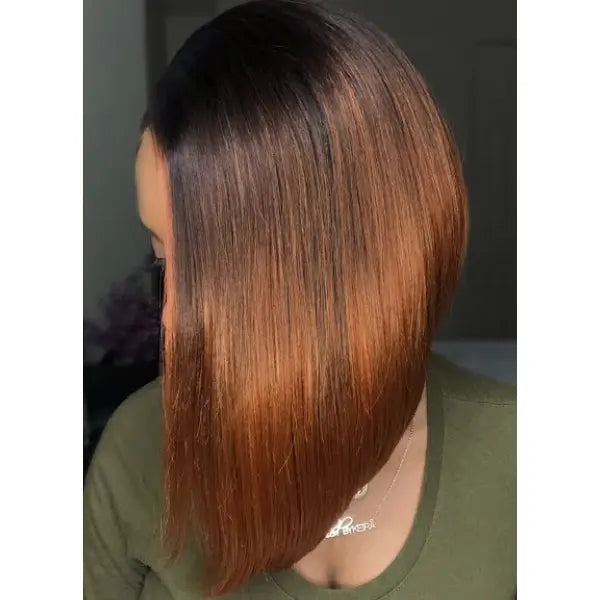 Perruque asymétrique Lace Front HD Transparent bob lisse couleur roux ginger en cheveux synthétique Zandra Melted Hairline Outré.