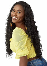 Perruque ondulée longue noire effet wet & wavy Converti Cap Sunshine Babe en cheveux synthétiques.