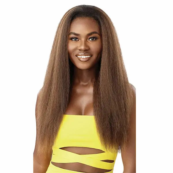 Perruque Yaki Straight Converti Cap longue de 22 pouces. Modèle en châtain clair disponible en noir. Sweet Annie Outre Hair.