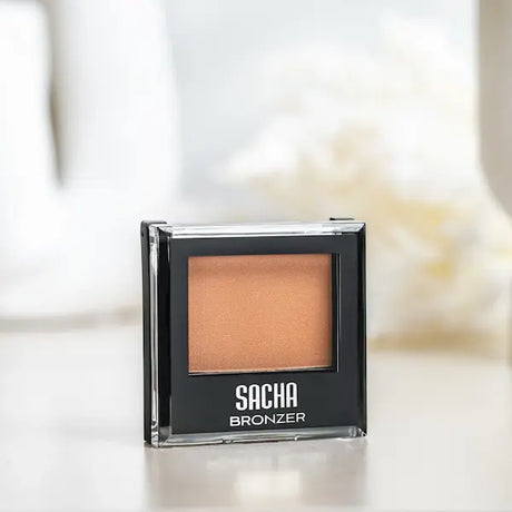 Poudre Bronzer Highlighter medium Be Witched Sacha Cosmetics pour les peaux noires, mates et métissées.