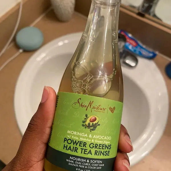 Power Greens Hair Tea Rinse remplace votre shampooing pour un lavage rapide et léger. Pour un soin profond, utilisez-le en deuxième étape de votre routine. Il laisse les cheveux ultra doux et brillants.