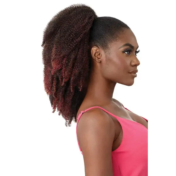 Long postiche crépu afro avec fini très naturel. Postiche Outré facile et rapide à installer. Modèle présenté en bordeaux couleur DR/Dragon Fruit.