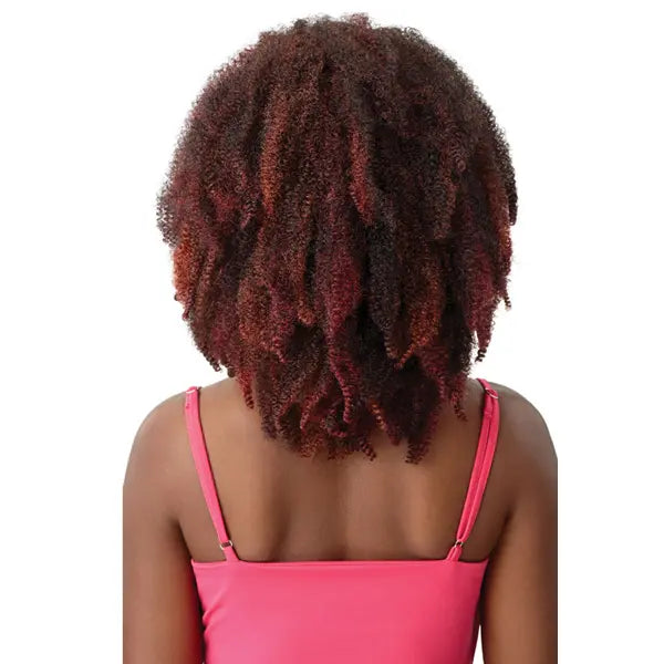 Long postiche crépu afro avec fini très naturel. Postiche Outré facile et rapide à installer. Modèle présenté en bordeaux couleur DR/Dragon Fruit.