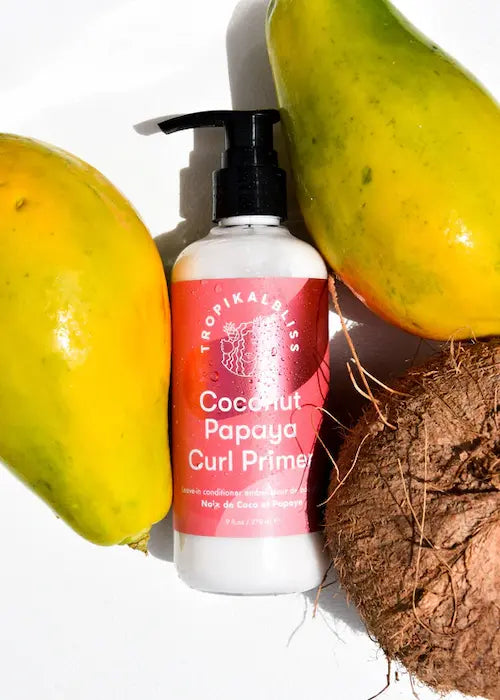 Leave-In Condtioner Embellisseur de boucles Coconut Papaya Curl Primer Tropikalbliss soin sans rinçage pour former et définir les boucles des cheveux secs fragiles ou cassants.