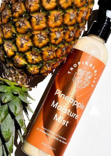 Pineapple Moisture Mist est une brume de soin sans rinçage. Enrichie en extrait d’Ananas et d’huile de Marula, ce leave-in permet de réhydrater, adoucir et démêler vos boucles sans alourdir et en limitant l’apparition des frisottis.